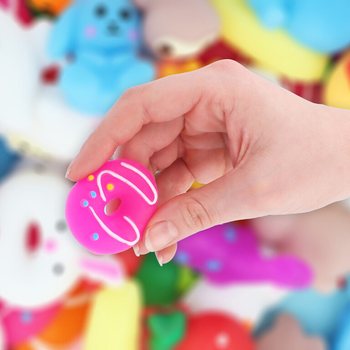 Mix ta' Figuri Squishy f'Barmil (100 biċċa)